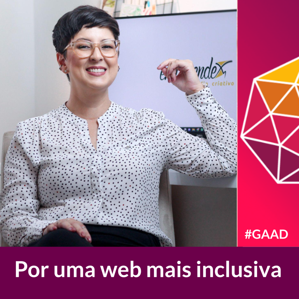 arte com parte do logotipo do Web para Todos e o texto "por uma web mais inclusiva" - #GAAD em destaque. Ao centro, estou sentada, sorrindo em meu estúdio, a minha mão direita apoia minha perna cruzada e a esquerda está apoiada e flexionada em uma mesa branca com um monitor curvo com a marca na tela, Empreendex estúdio criativo. Eu sou branca, tenho cabelos curtos, olhos castanhos, uso óculos de grau de armação rose, visto uma blusa de botão branca com bolinhas pretas e calça preta.